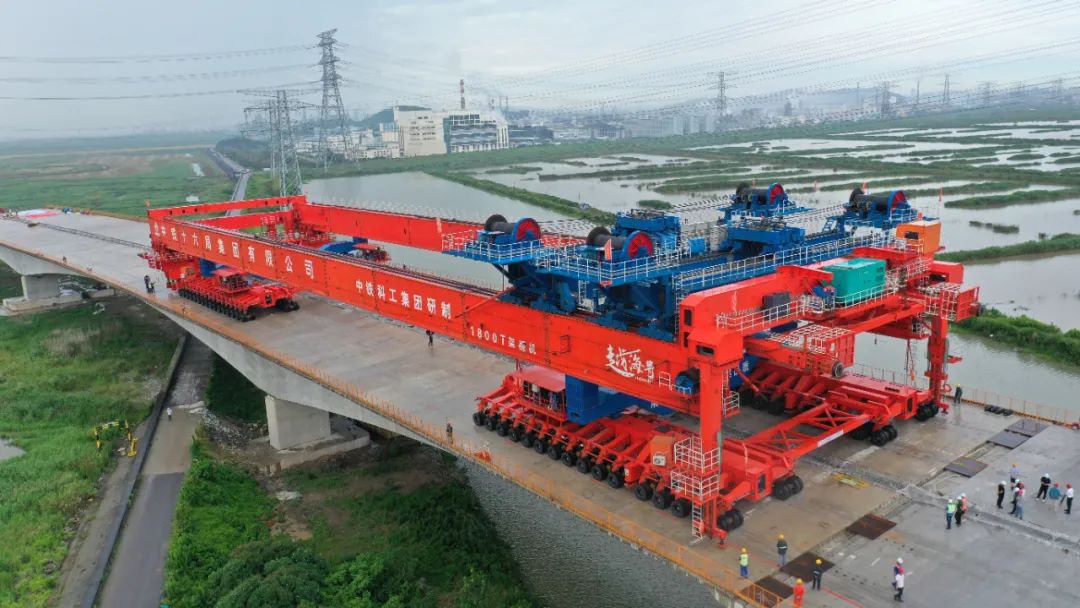 人民日报整版点赞奋进的中国架桥机就是牛