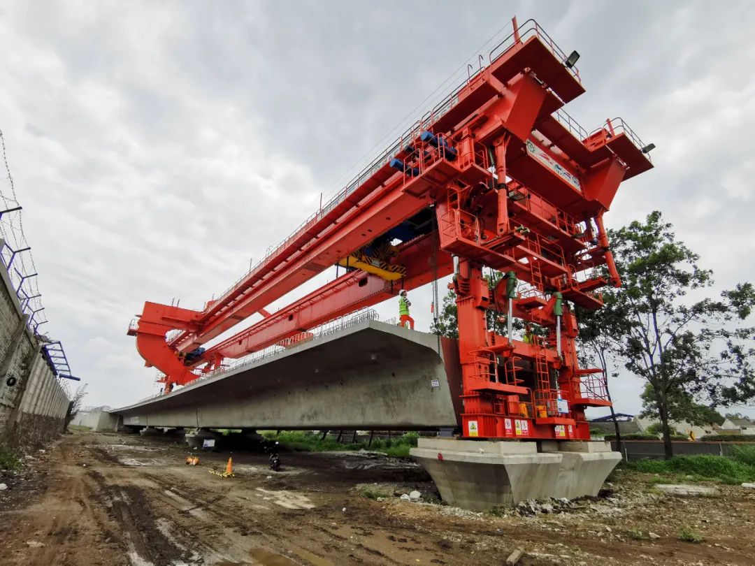 人民日报整版点赞奋进的中国架桥机就是牛