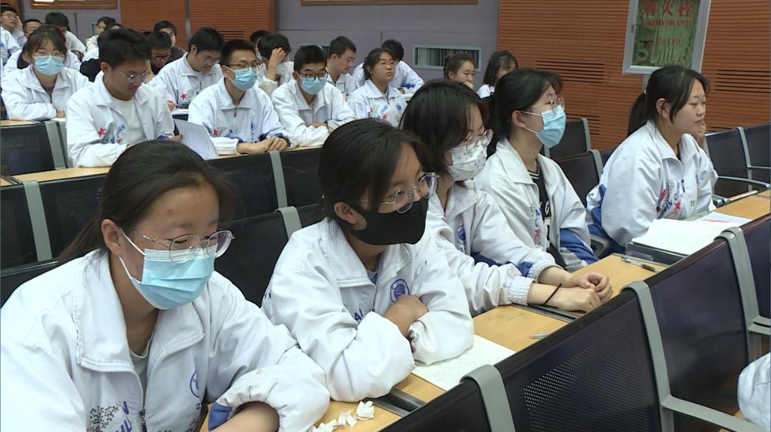 【未成年人思想道德建设】金川高级中学:名师讲座加持心理健康教育