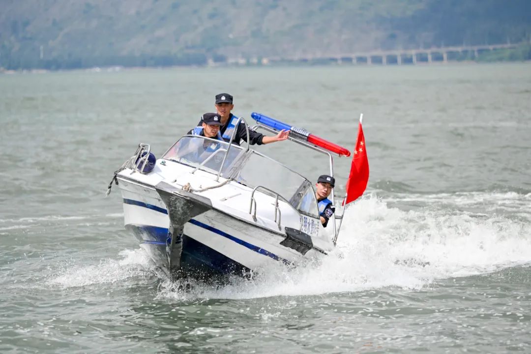 披浪起武踏浪练兵昆明水警精兵集合堪比大片赶紧围观
