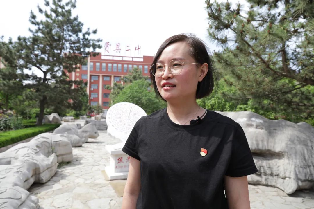 费县二中组织全体党员认真收看了省第十二次党代会开幕式盛况,大家