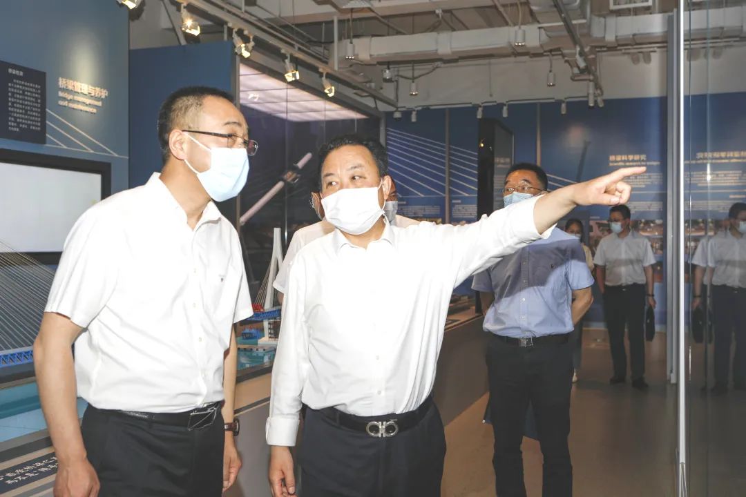 公司要闻中共湖北省委宣传部副部长黄学龙一行到中铁大桥局走访调研