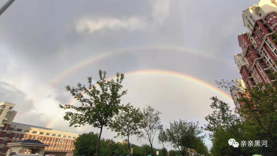 驚豔黑河陣雨過後雙胞胎彩虹上線