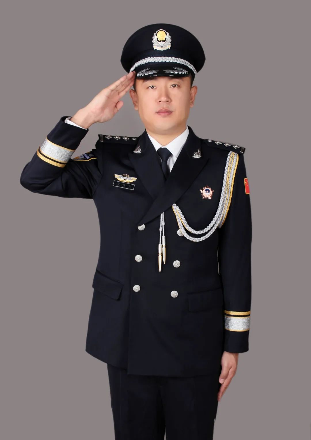 践行总要求致敬公安英雄杨晓峰信仰筑梦的侦心英雄