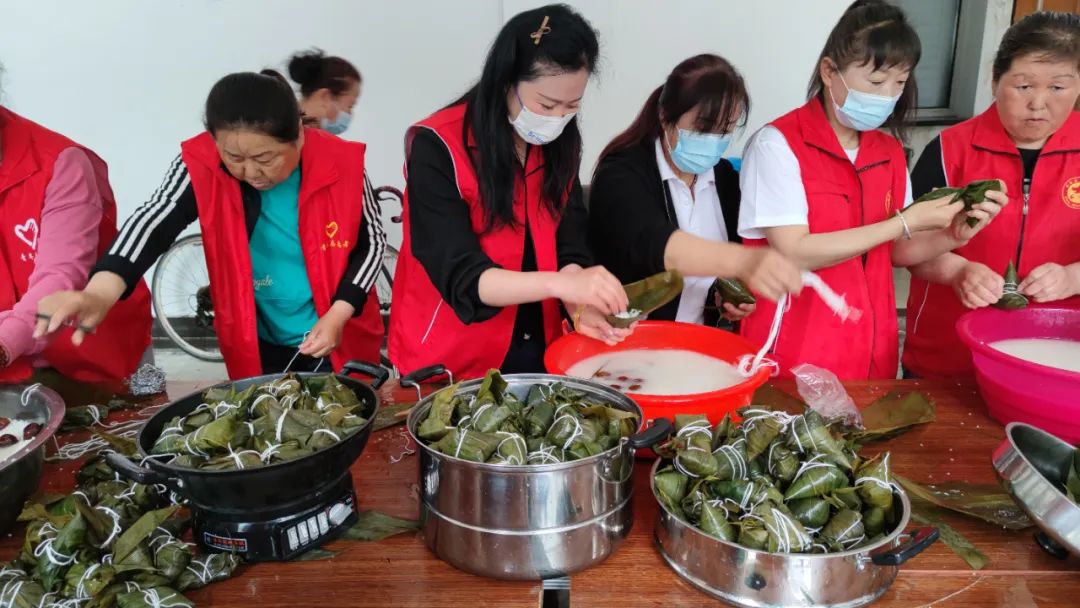 工作动态东荣街道社区开展端午节包粽子送温暖活动