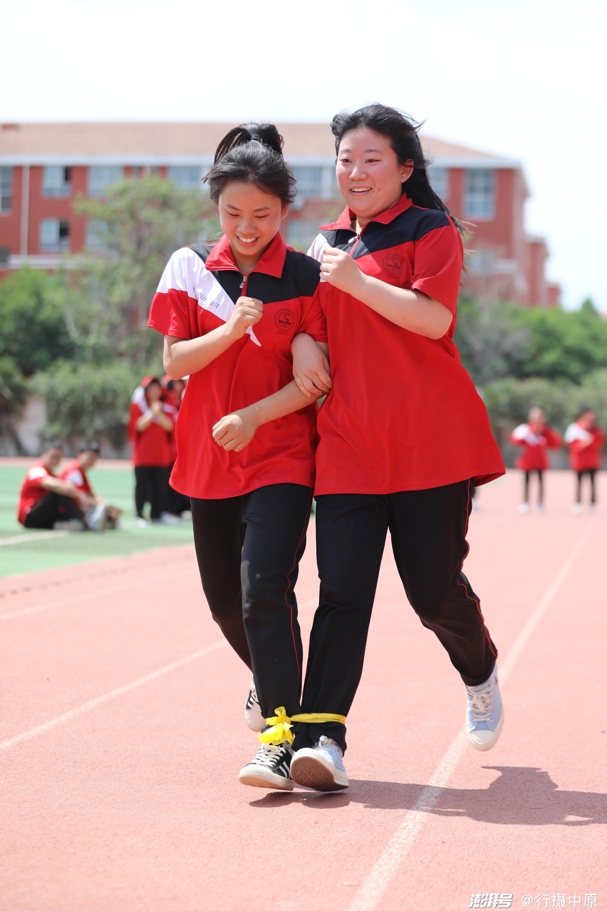 5月28日,河南省焦作市温县实验高中高三学生在操场上进行两人三足跑