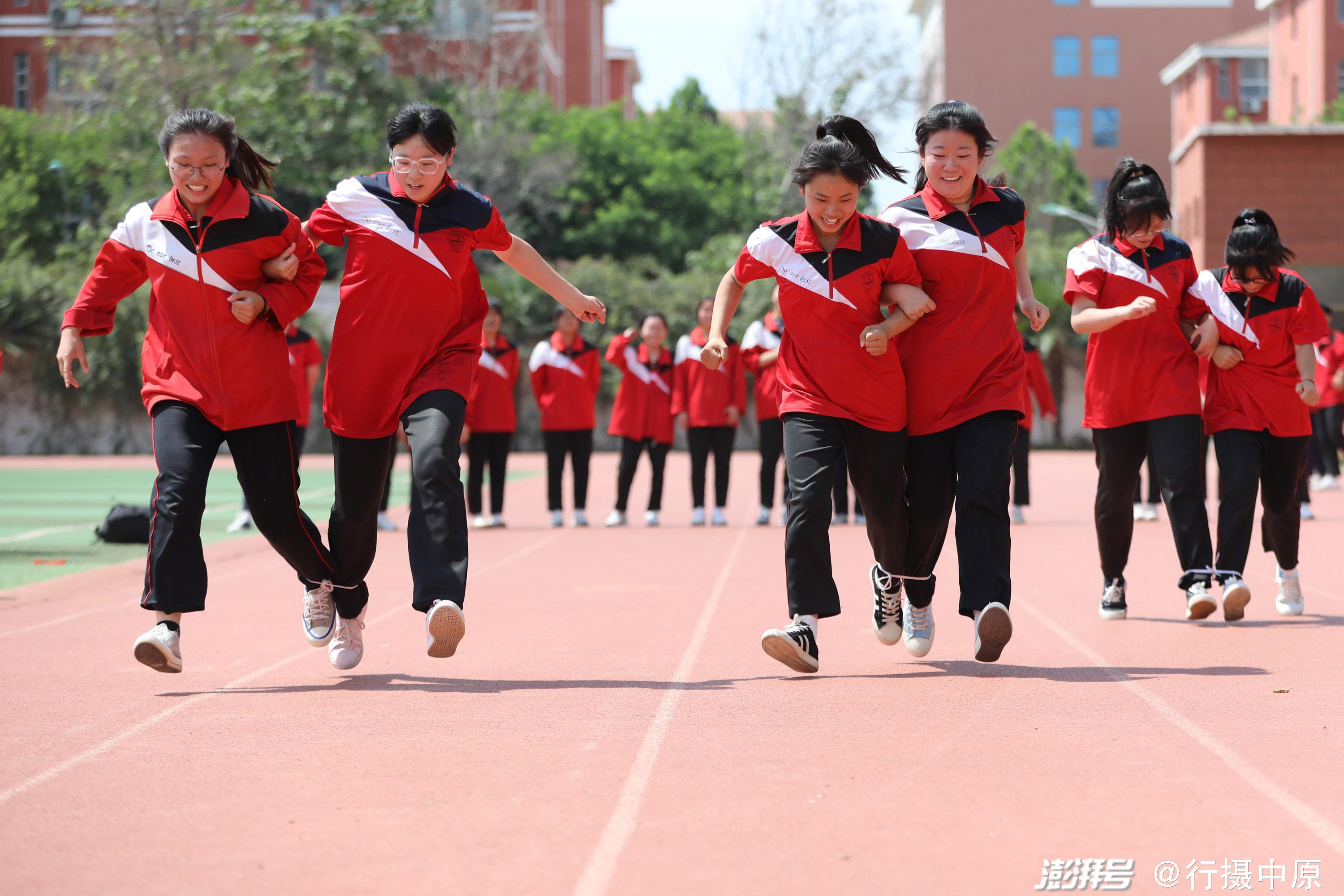 5月28日,河南省焦作市溫縣實驗高中高三學生在操場上進行