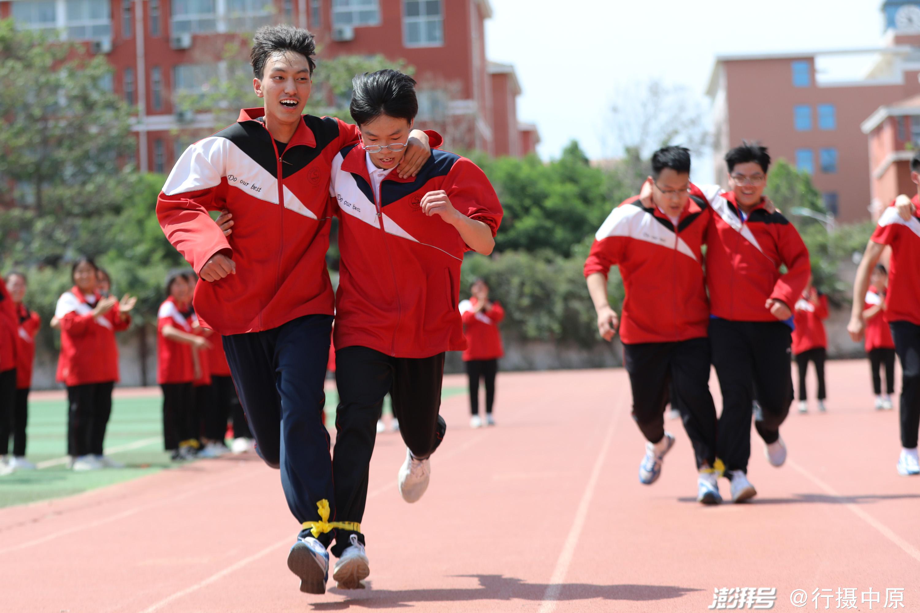 5月28日,河南省焦作市温县实验高中高三学生在操场上进行两人三足跑