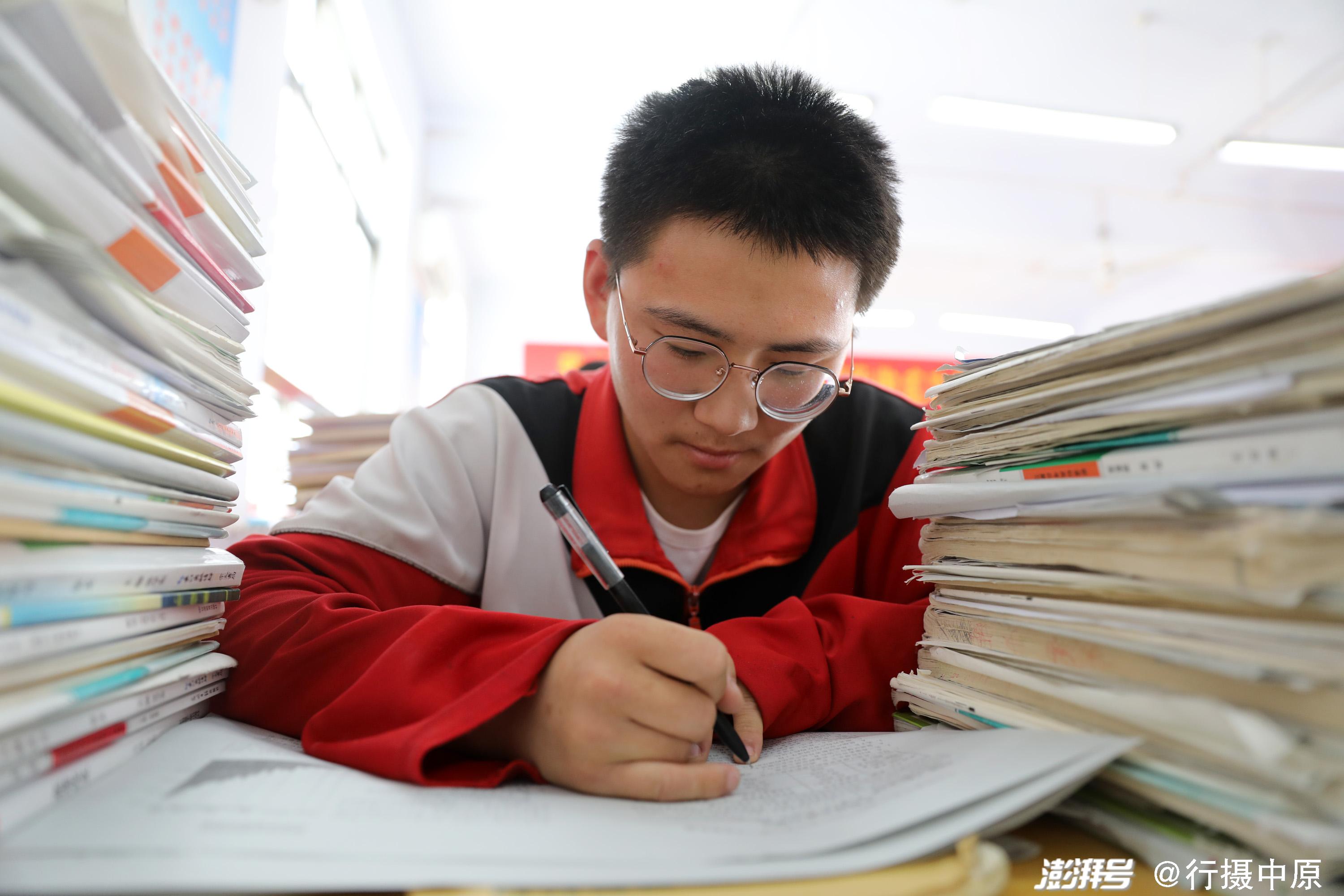 5月28日,河南省焦作市温县实验高中的高三学生在教室里复习备考