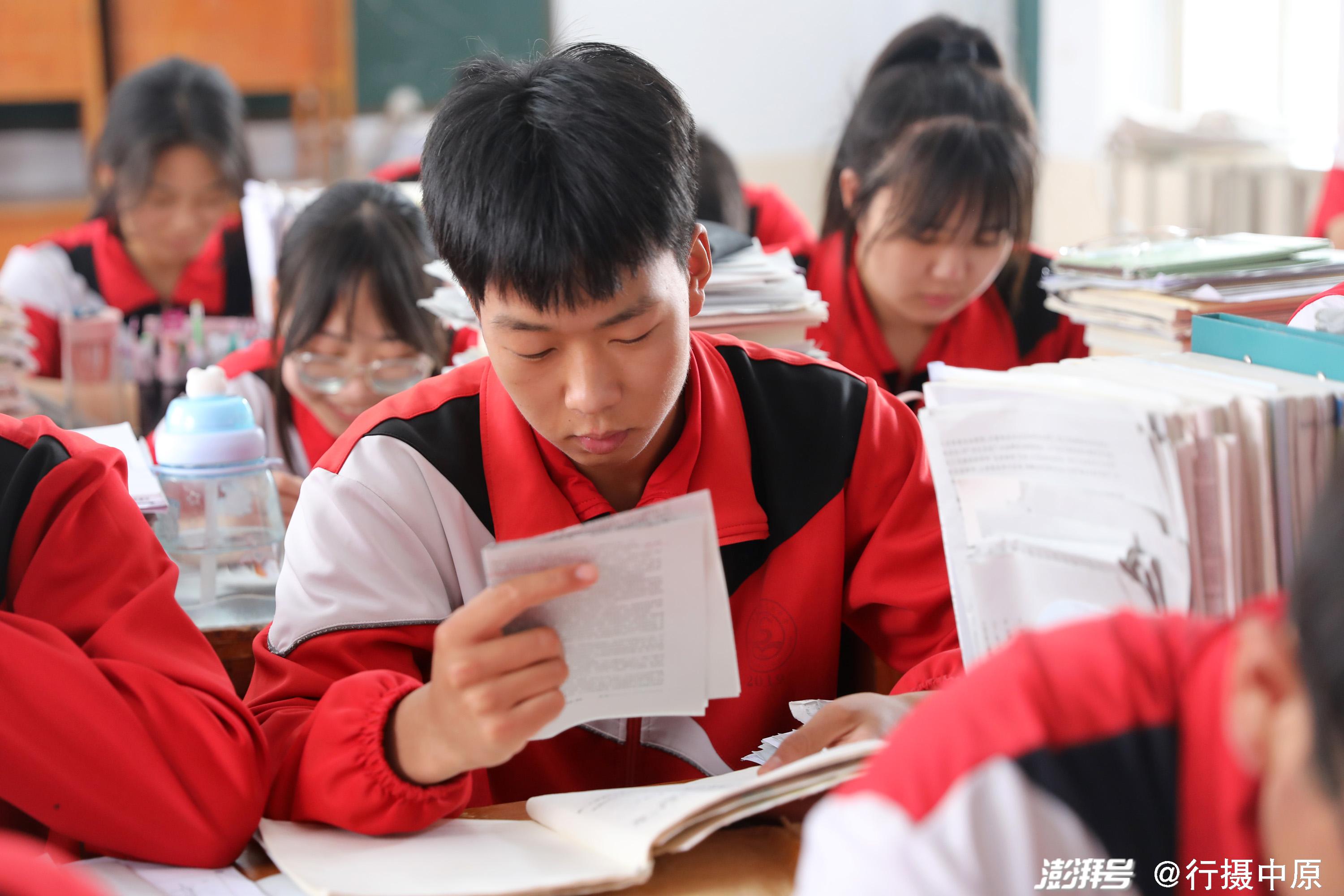 5月28日,河南省焦作市温县实验高中的高三学生在教室里复习备考