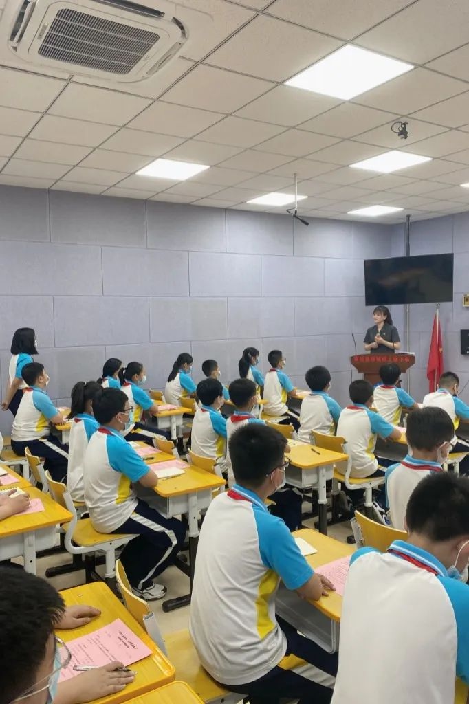 课堂上,李熙萌法官积极践行"法治副校长"职责,以"拒绝校园暴力,守护