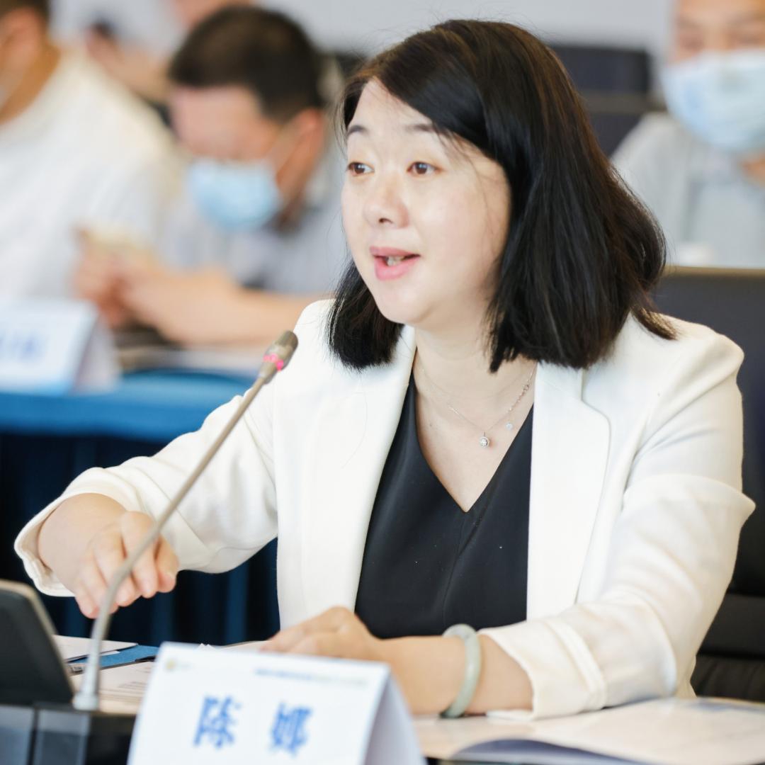 区委常委,统战部长陈娜主持活动.