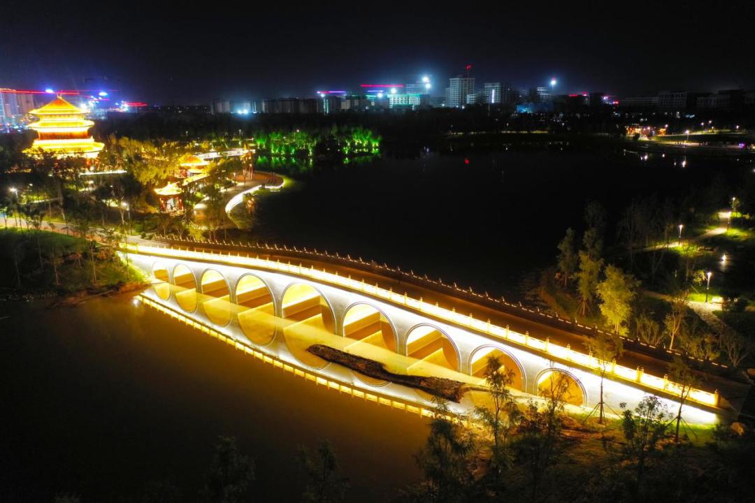 图说雄安瞰夜幕下雄安金湖公园流光溢彩