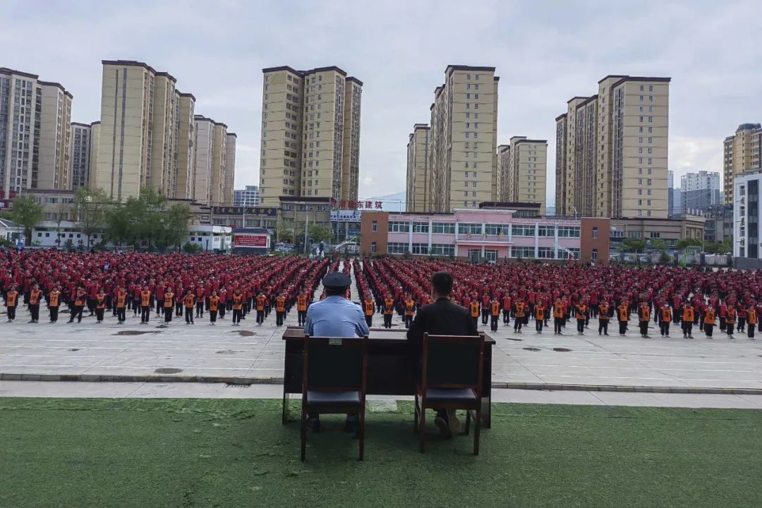 一线动态岷县公安局西城区派出所法制宣传进校园送上六一安全礼