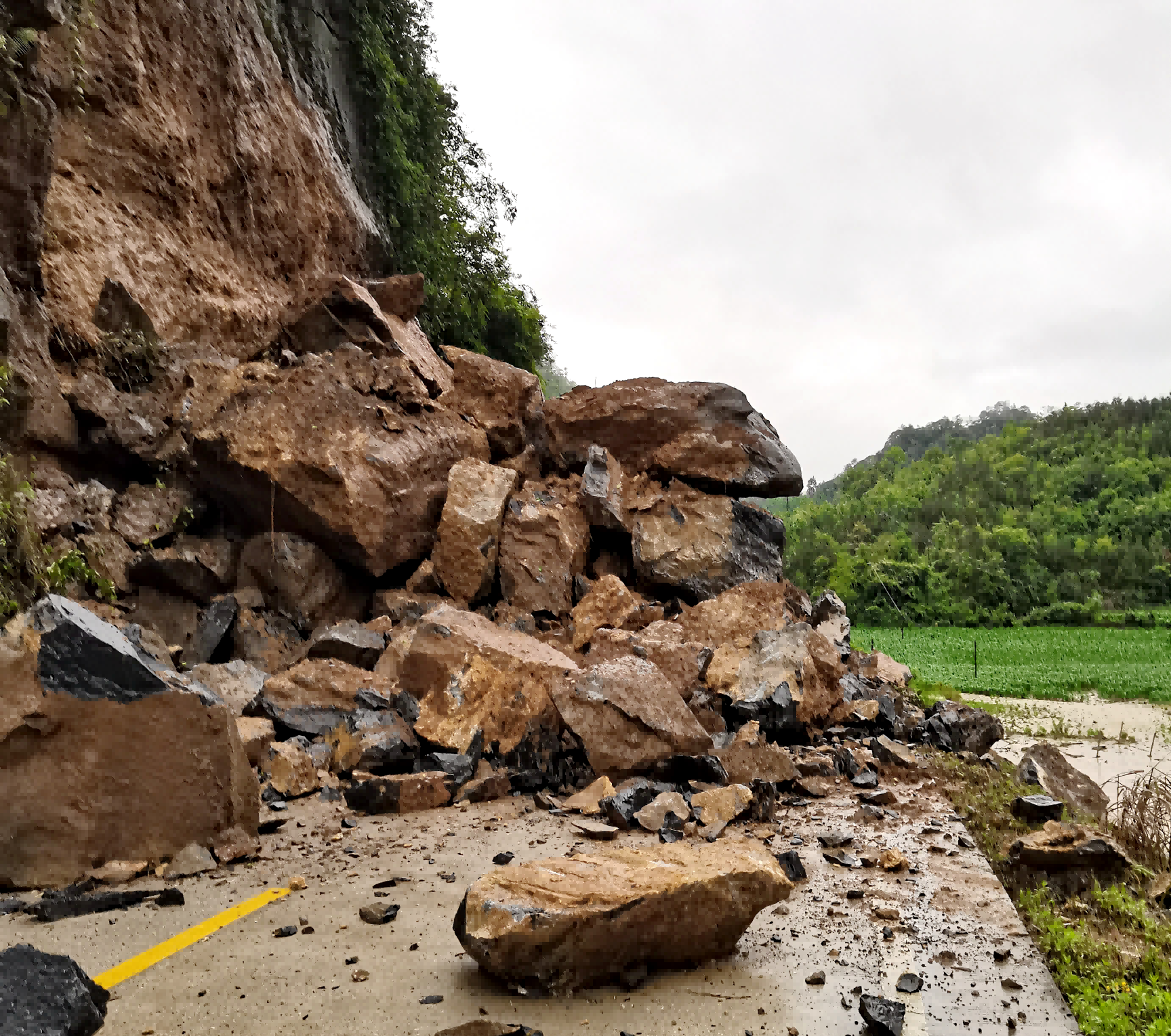 农村道路塌方图片图片