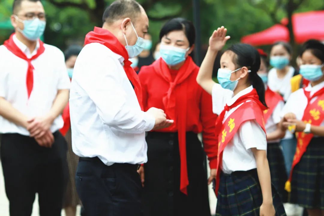 区委副书记区长牟傲野一行赴桐屿街道中心小学开展六一慰问