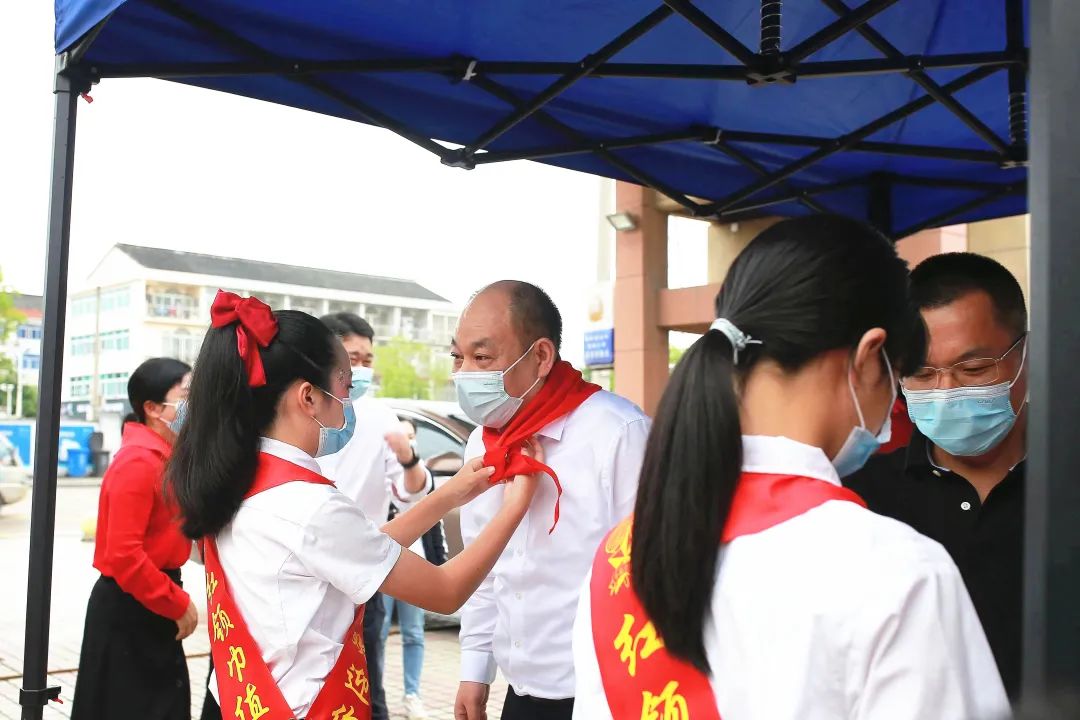 区委副书记区长牟傲野一行赴桐屿街道中心小学开展六一慰问