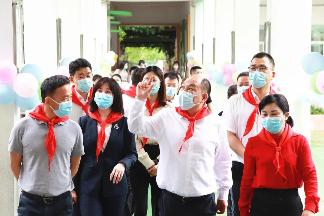 区委副书记区长牟傲野一行赴桐屿街道中心小学开展六一慰问