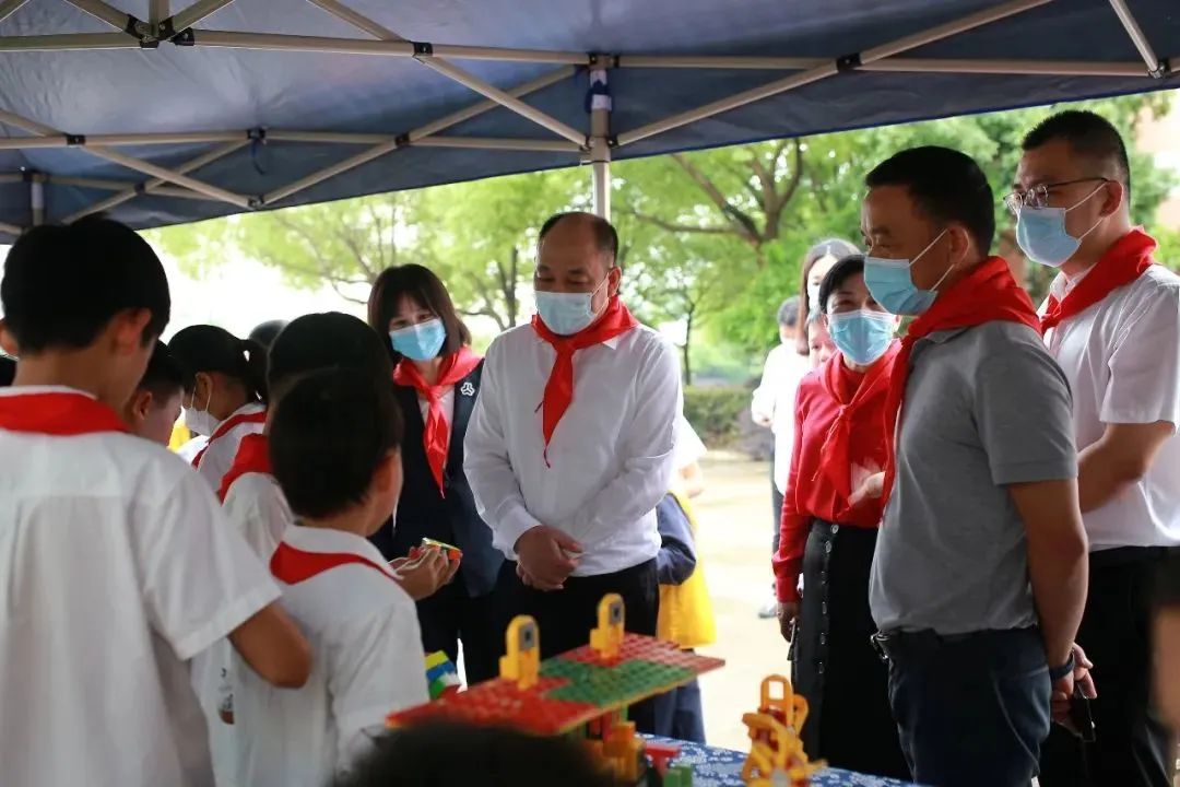 区委副书记区长牟傲野一行赴桐屿街道中心小学开展六一慰问