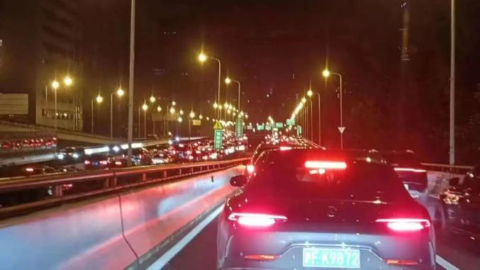 上海晚上堵车图片实拍图片