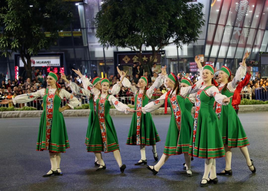 参加佛山秋色欢乐节巡游表演,向佛山市民展现绚丽多彩的俄罗斯民族