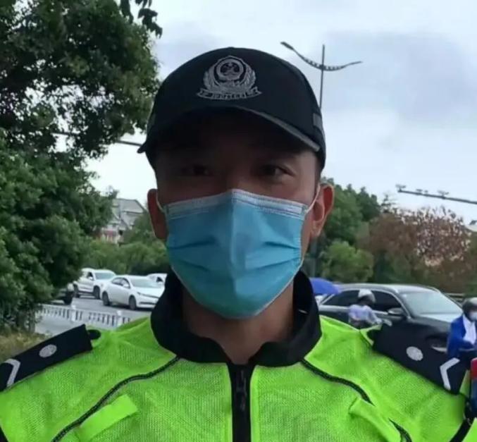 温州交警铁男图片