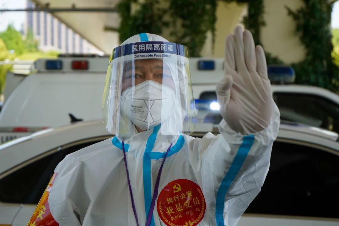 践行总要求致敬公安英雄全国优秀人民警察夏新平把办公室搬到马路上