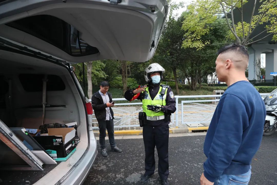 践行总要求致敬公安英雄全国优秀人民警察夏新平把办公室搬到马路上