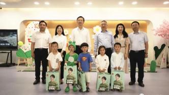 王建軍走進幼兒園和小學 與孩子們共慶“六一”