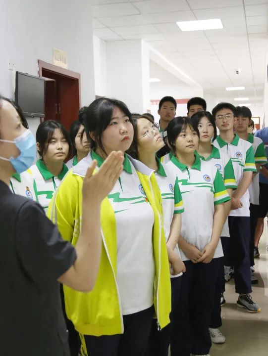 保护自己善待他人"六一"儿童节到来之际,石桥中学的同学们走进简阳