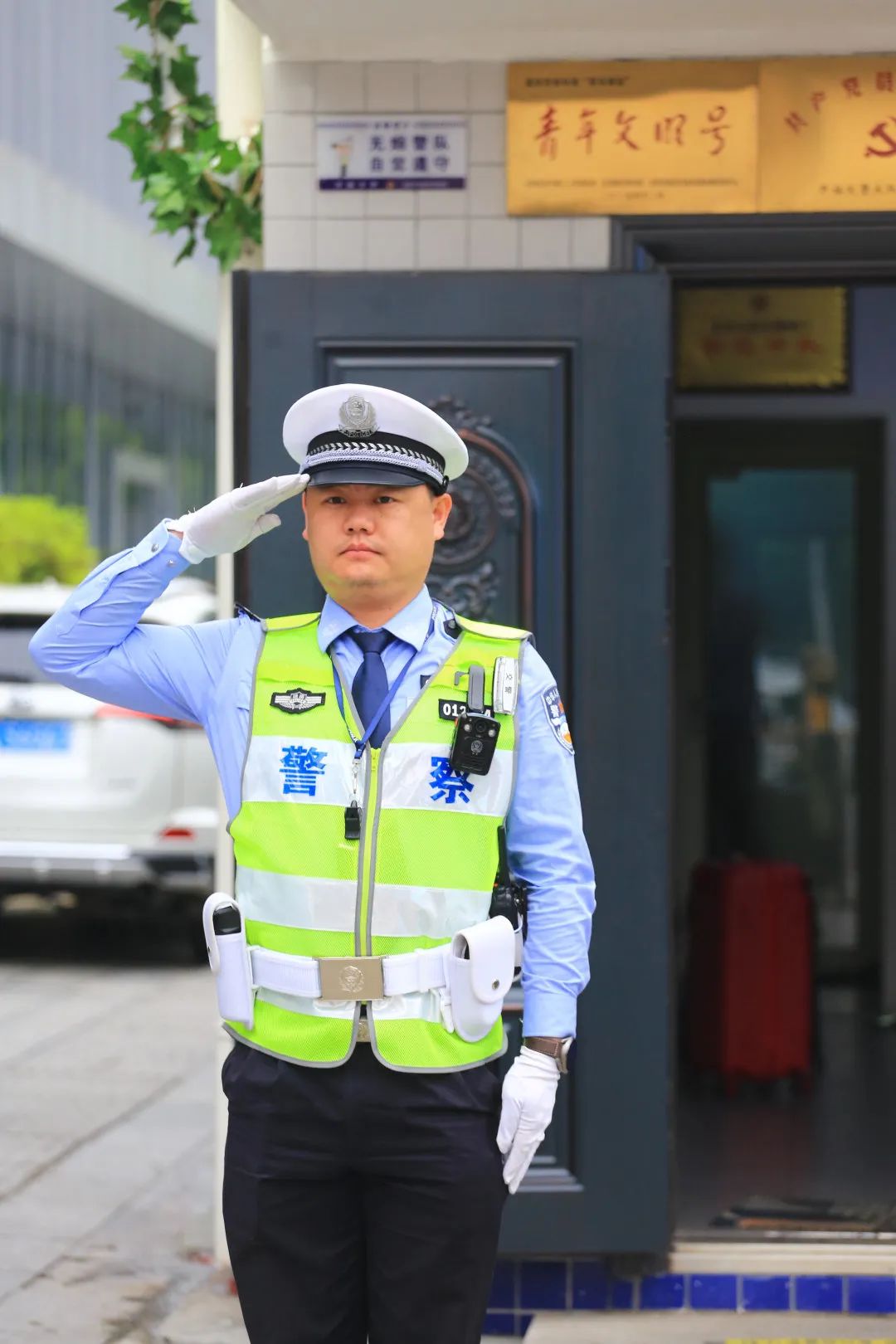 致敬公安英雄潘峰用坚守温暖一座城