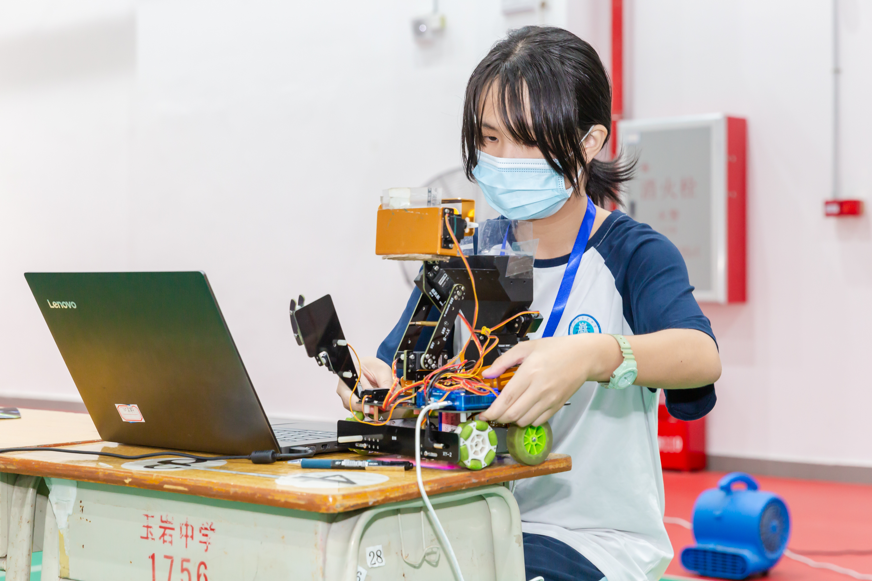 本次赛事设有机器人综合技能比赛,机器人创意比赛,vex机器人工程挑战