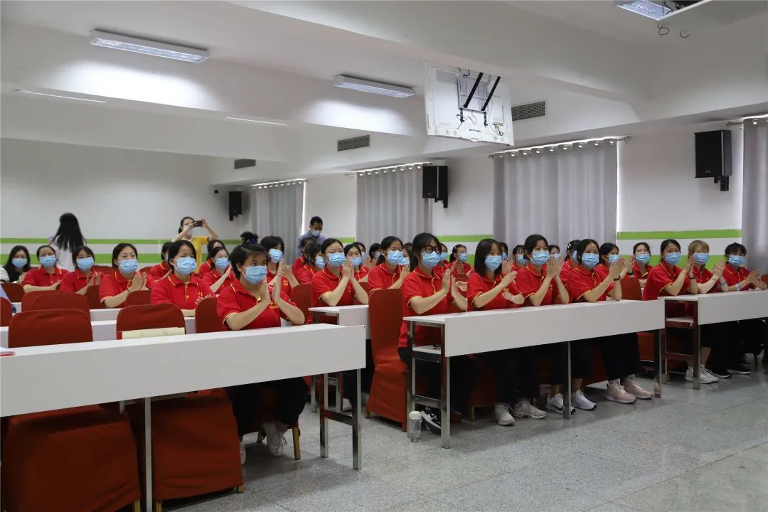 5月31日上午,南充市妇联在南充市特殊教育学校举行"春蕾计划"助学金