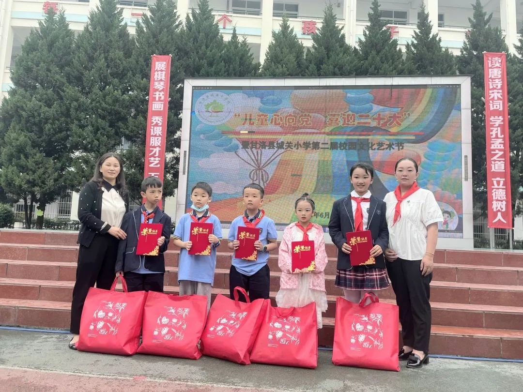 甘洛县妇联到磨推咀和中波洛两个幼教点,团结乡马麻中心校,城关小学