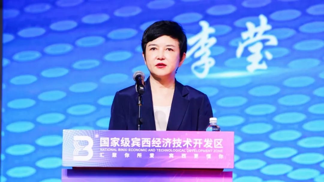 县委书记李莹发表讲话并向新成立的开发区商会,招商服务公司表示热烈