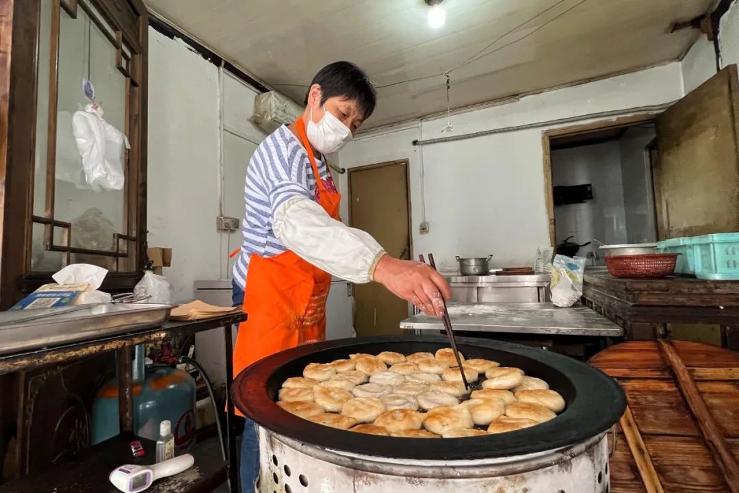 奉贤青溪老街有序恢复开放七成沿街商铺复市特色小吃受青睐