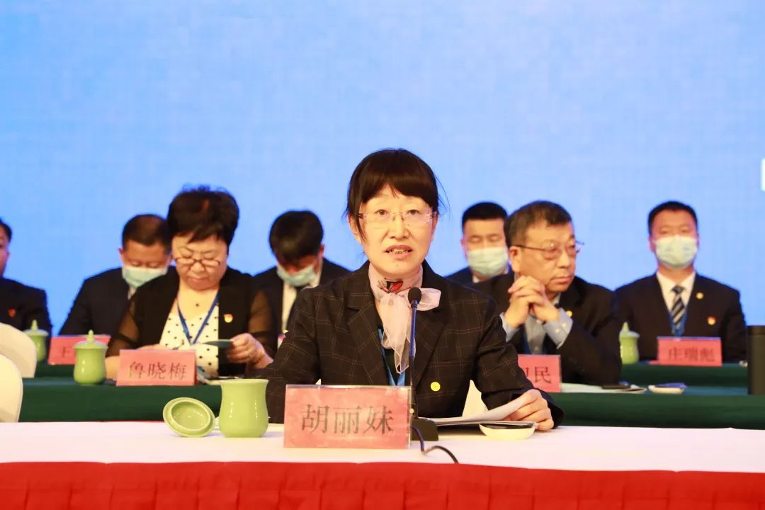 会上,新当选的内蒙古自治区律师协会会长胡丽妹,内蒙古自治区律师协会