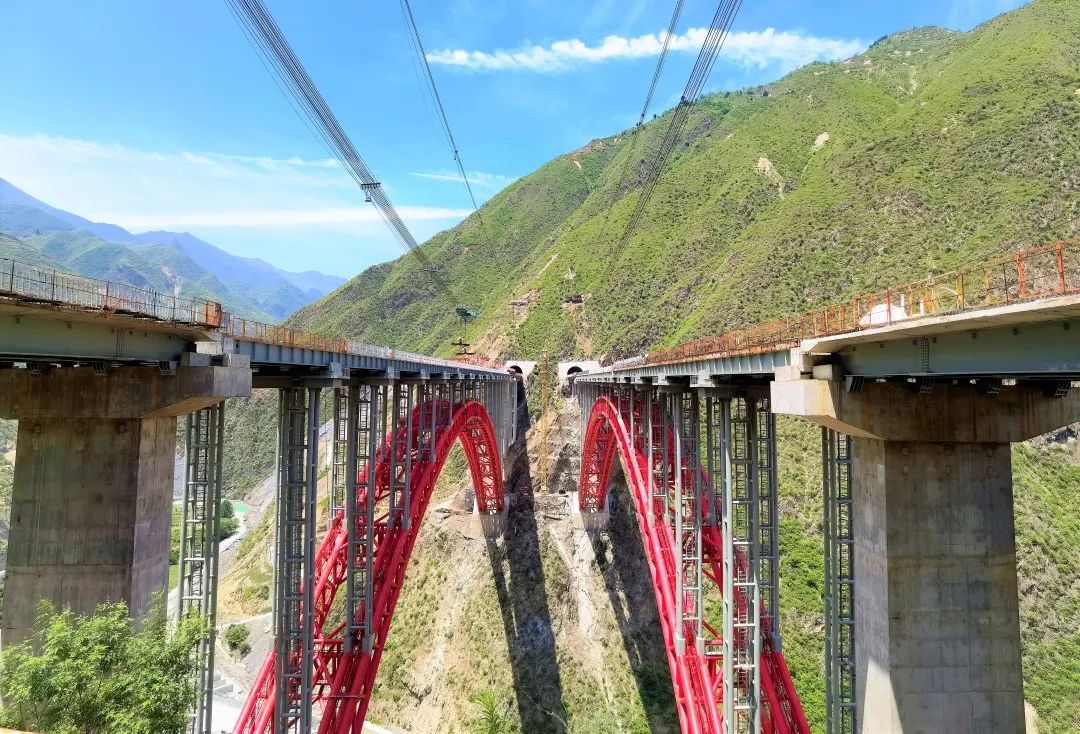 武九高速尖山沟大桥主桥钢梁合龙