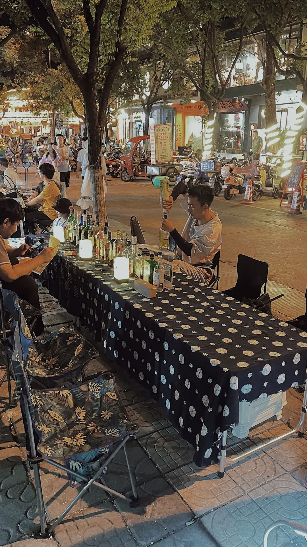 这是在逛完了大理叶榆路夜市之后,三个人共同产生的一个想法.