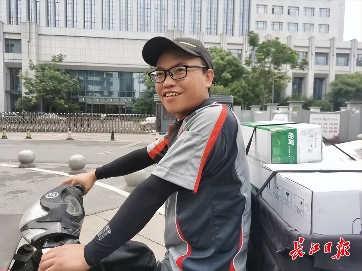 5月31日晚,顺丰速运杨园网点快递员张云强结束一天的忙碌回到家,将