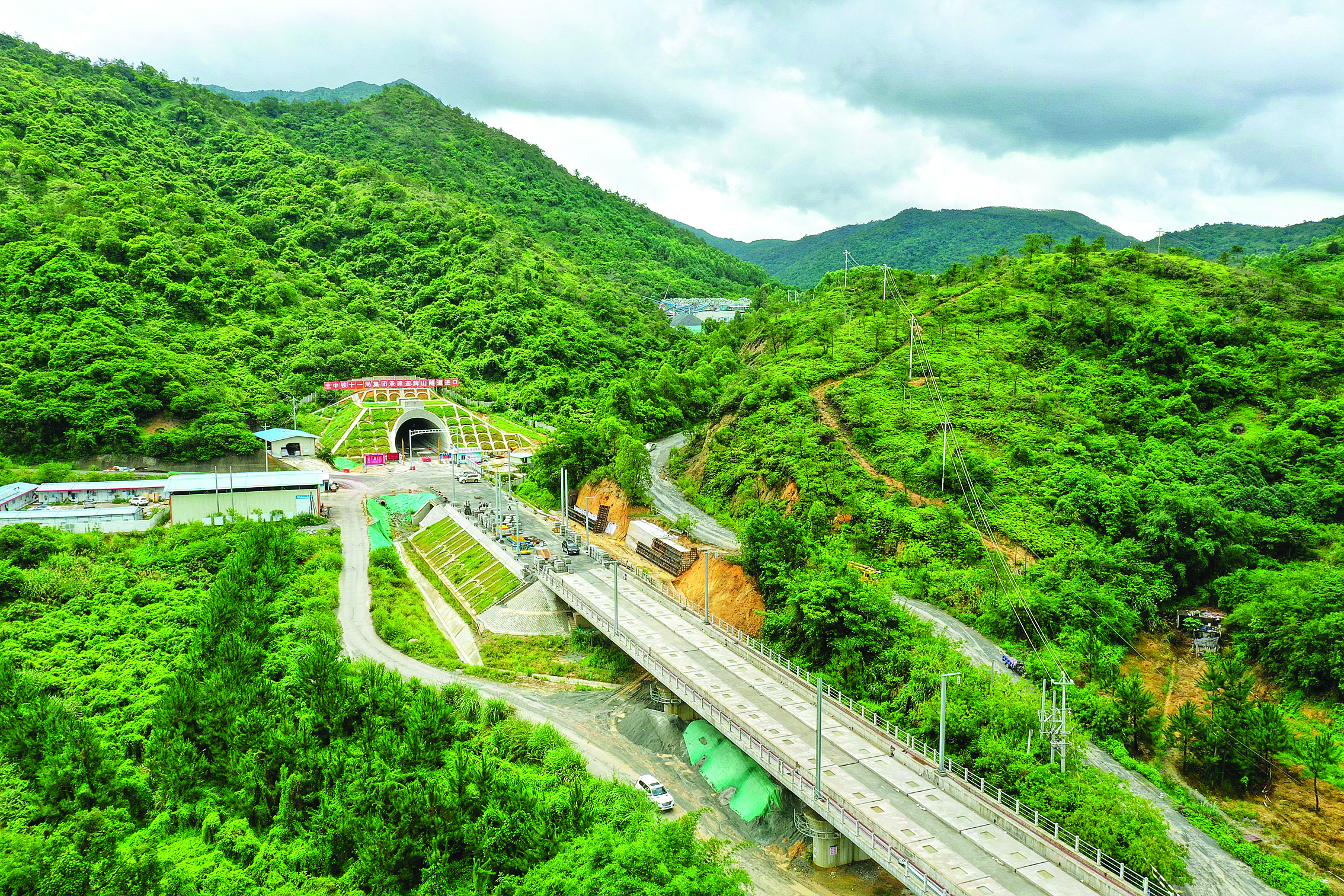 最后一条广汕铁路最长隧道迎牌山隧道贯通