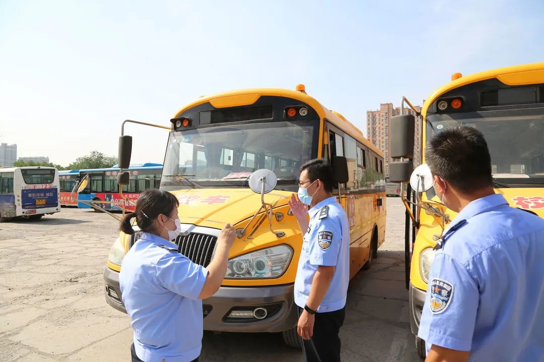 武安公安交警走进辖区校车企业开展校车安全大检查安全生产月