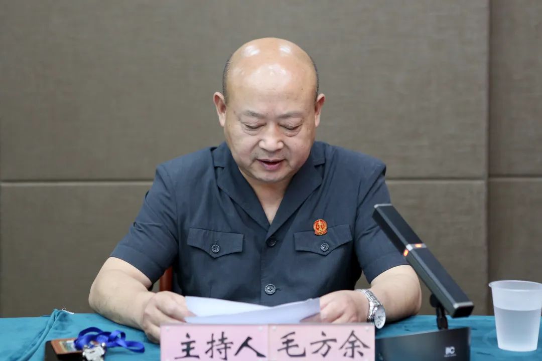 会上,毛方余领学了中组部徐文秀撰写的文章《年轻干部"十比十不比"》