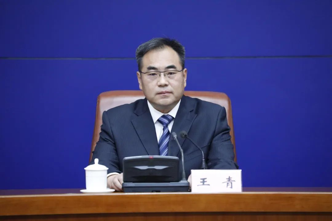 首先,有请市政府办公厅副主任王青介绍我市开展惠企政策(企业服务)