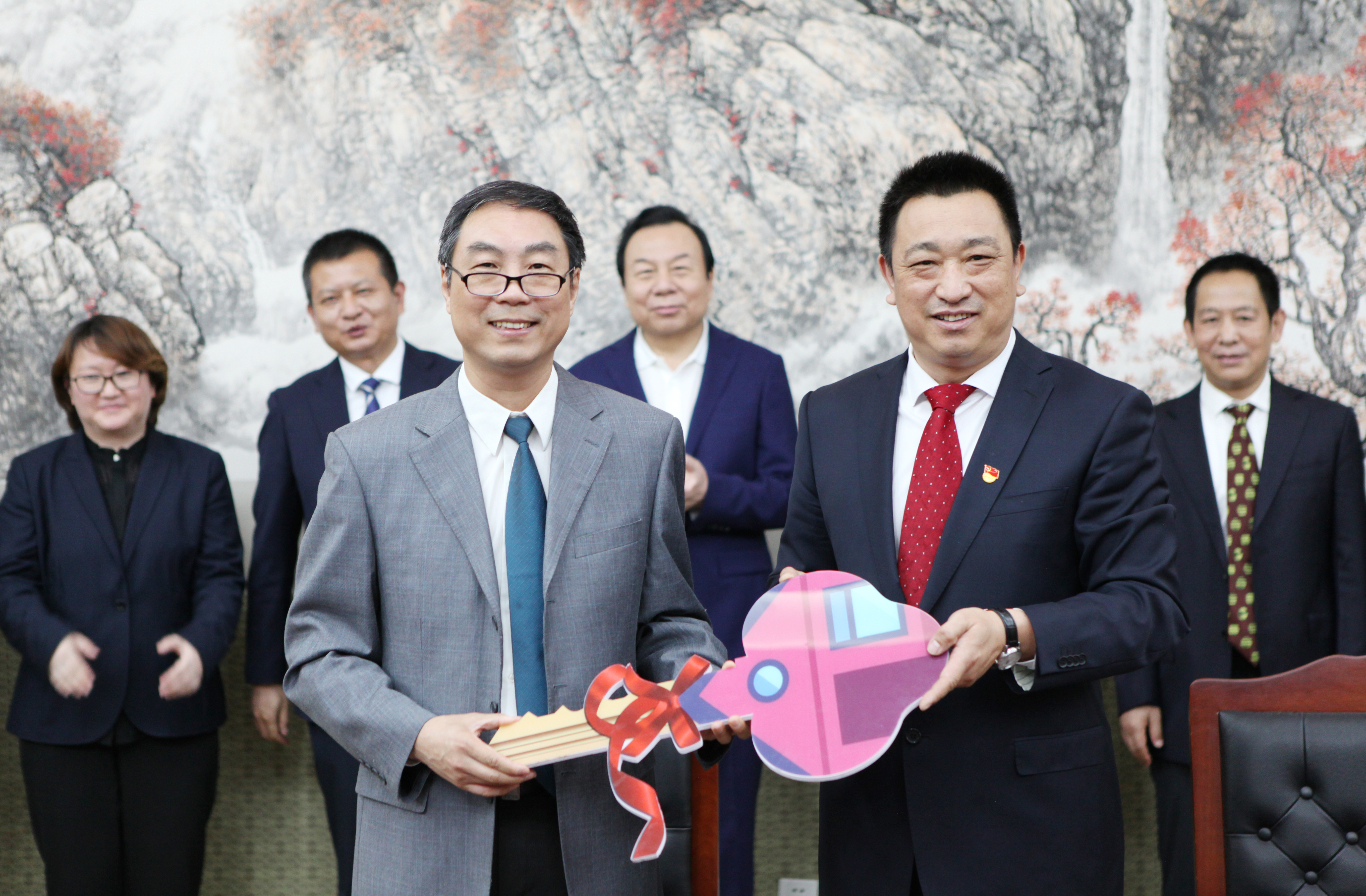 北京市平谷区教育委员会主任路宝银授予王铮校长住房钥匙王定东巡视员