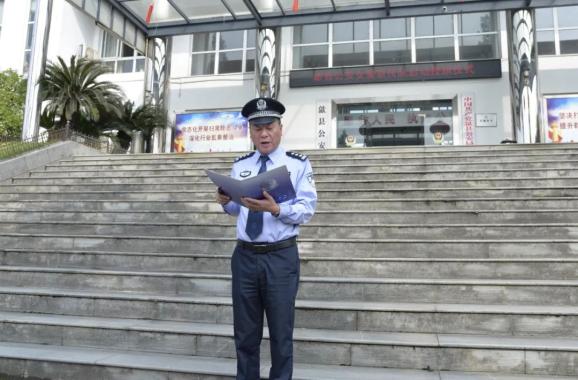 歙县巾帼女警宣传队亮相古城