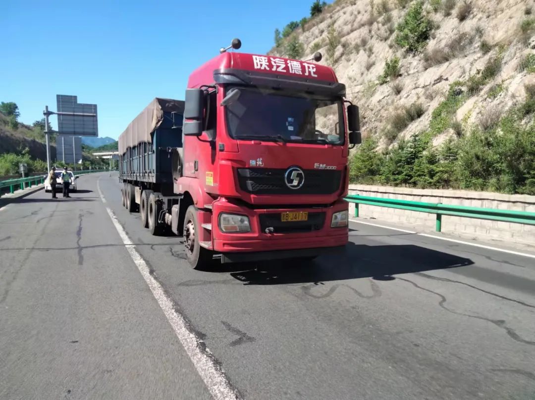 大货车半路抛锚交警紧急救助