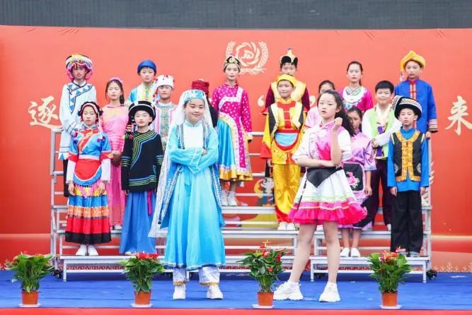 籽籽同心石榴花开瓜沥镇金迪学校举行石榴籽家园授牌活动