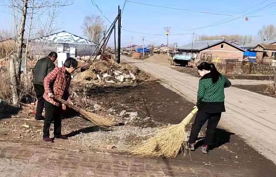 美丽家园创建青冈县妇联开展春季巾帼环境整治工作
