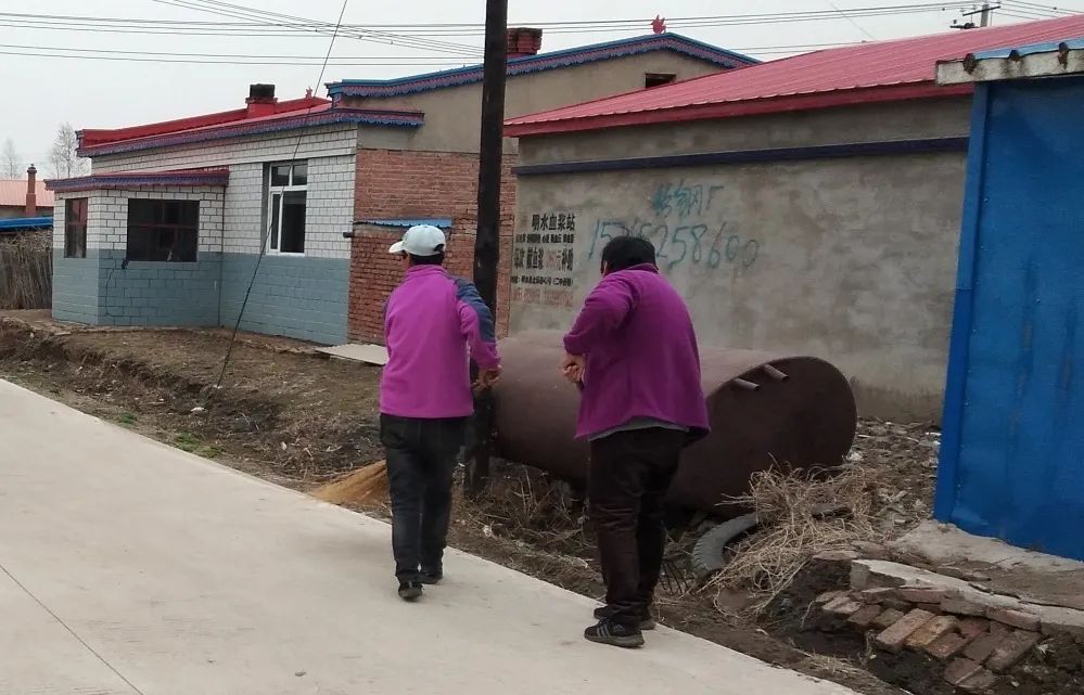 美丽家园创建青冈县妇联开展春季巾帼环境整治工作